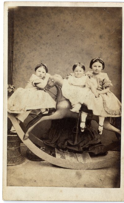 Drei Mädchen auf Schaukelpferd, 1860er Jahre von Ross and Thompson after Ross and Thompson after
